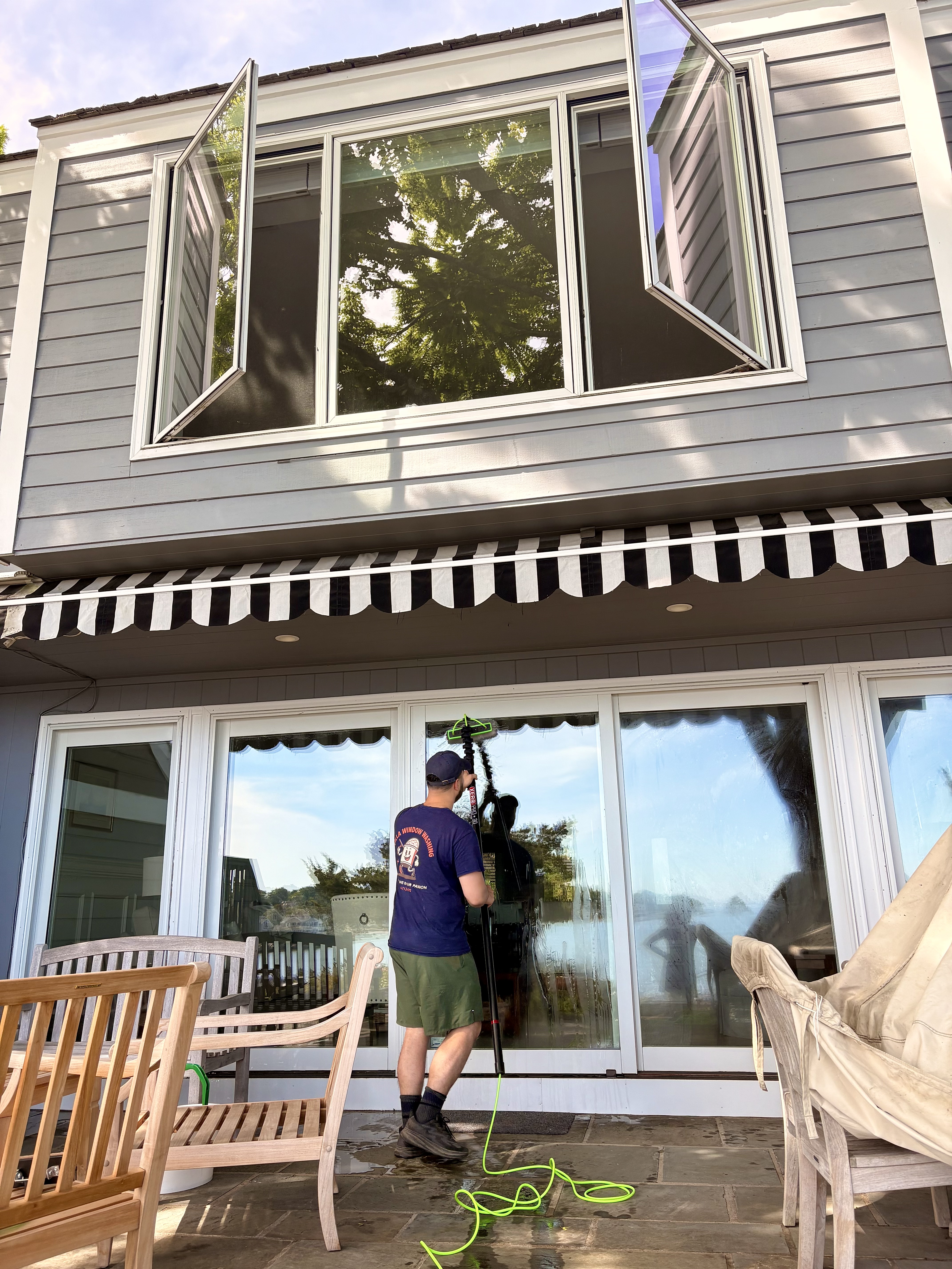 Water-fed pole cleaning residential windows